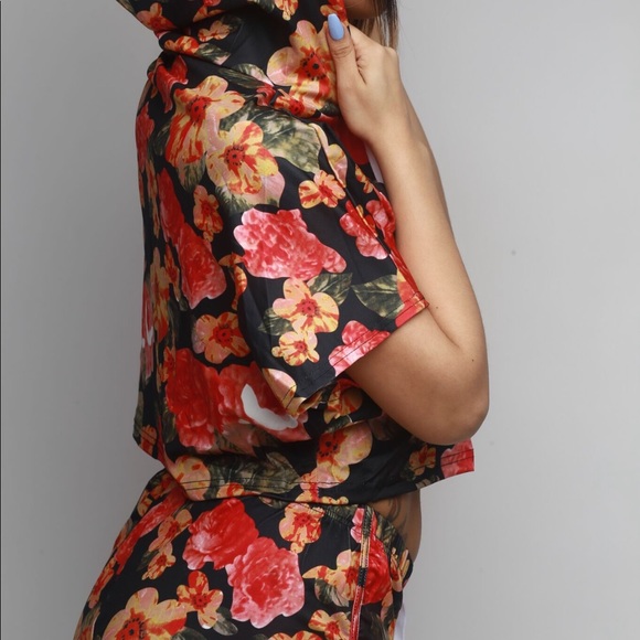 Flower two piece set shorts - Picture 2 of 5